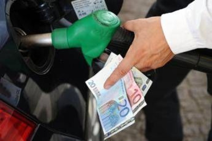 Prezzi carburanti, benzina mai così alta da ottobre 2023. Oggi Cdm per nuove misure Prezzi carburanti, benzina mai così alta da ottobre 2023. Oggi Cdm per nuove misure