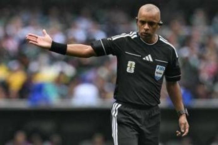 Mondiali, arbitro disastroso... in inglese: l'annuncio diventa un meme Mondiali, arbitro disastroso... in inglese: l'annuncio diventa un meme