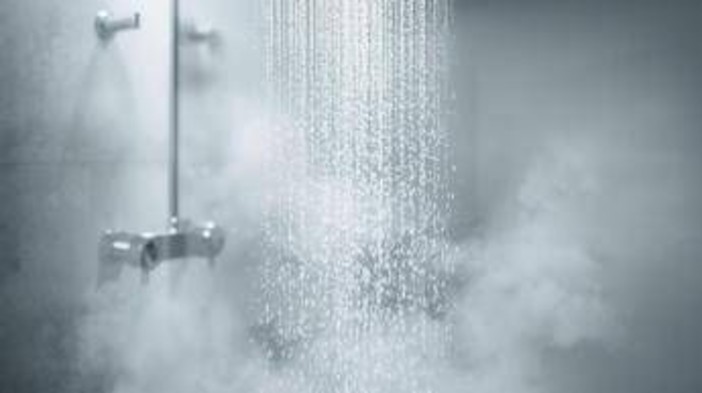 Meno docce dopo i 65 anni, la raccomandazione del dermatologo: ecco il numero perfetto