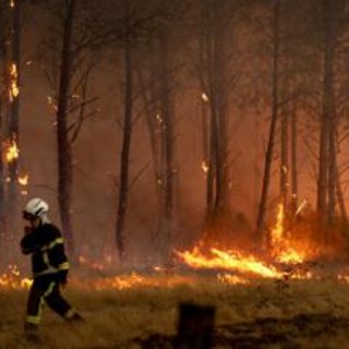 Incendi "mostruosi" in Francia e Spagna, oltre 325mila evacuati. In arrivo ondata di caldo ancora più intensa Incendi "mostruosi" in Francia e Spagna, oltre 325mila evacuati. In arrivo ondata di caldo ancora più intensa