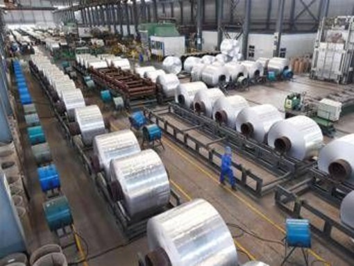 Stretto di Hormuz chiuso, non solo gas e petrolio ma anche un altro rischio: la crisi dell'alluminio