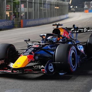Verstappen padrone a Singapore: pole davanti a Leclerc e Hamilton