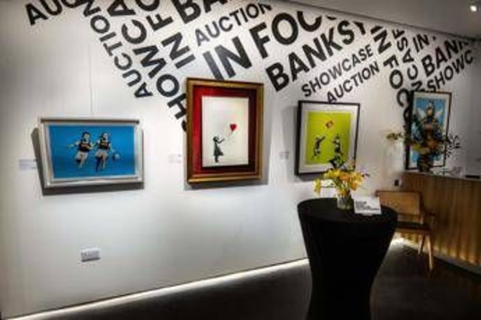 Banksy, svelata l'identità: l'artista è Robin Gunningham (ma ha cambiato nome) Banksy, svelata l'identità: l'artista è Robin Gunningham (ma ha cambiato nome)