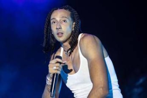 Milano Cortina, dopo le polemiche Ghali pubblica a sorpresa il nuovo singolo 'Basta'