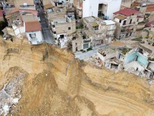 Niscemi, Schifani annuncia: "Da domani rimborso di 400 euro per ogni famiglia sfollata" Niscemi, Schifani annuncia: "Da domani rimborso di 400 euro per ogni famiglia sfollata"