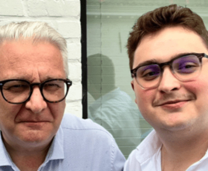 Il principe Laurent del Belgio riconosce il figlio segreto: Clément (da venditore auto) entra nella famiglia reale