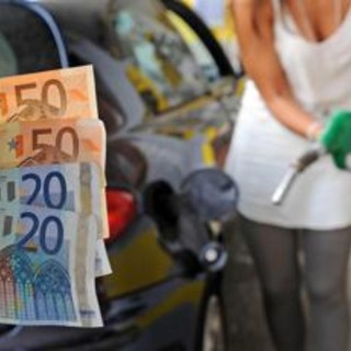 Caro carburanti, caccia alle risorse: extra-gettito Iva non risolverebbe nodo coperture