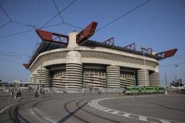 Tifosa norvegese denuncia molestie nei bagni di San Siro: indagato un addetto alle pulizie Tifosa norvegese denuncia molestie nei bagni di San Siro: indagato un addetto alle pulizie