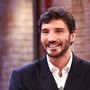 Stefano De Martino conduttore di Sanremo 2027, il golden boy Rai pronto a guidare il festival