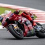 MotoGp, Marquez cade e firma la pole in Australia. La griglia di partenza