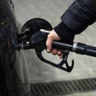 Carburanti, prezzo di benzina e diesel in rialzo: gasolio oltre i 2 euro Carburanti, prezzo di benzina e diesel in rialzo: gasolio oltre i 2 euro