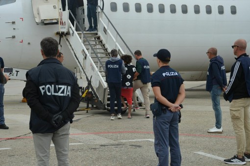Contrasto all’immigrazione clandestina, espulsi 19 cittadini egiziani Contrasto all’immigrazione clandestina, espulsi 19 cittadini egiziani