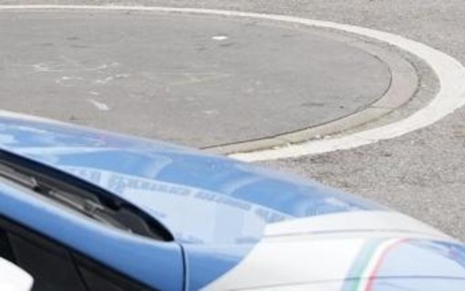 Bologna, uomo ammanettato muore durante intervento polizia Bologna, uomo ammanettato muore durante intervento polizia