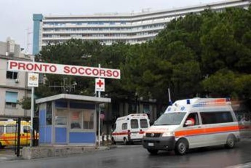 Genova, diciassettenne accoltellato alla schiena in centro storico Genova, diciassettenne accoltellato alla schiena in centro storico