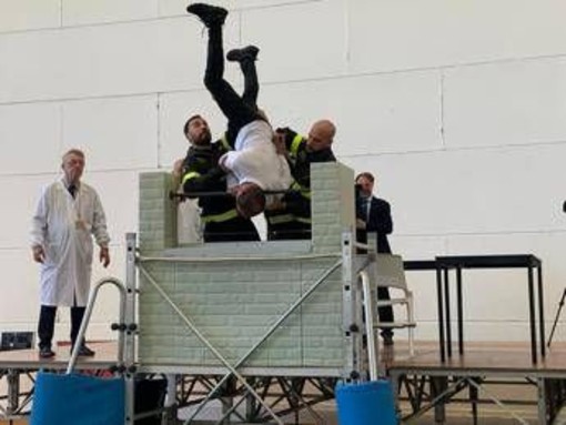 David Rossi, oggi la simulazione della defenestrazione: "Aggredito da almeno due persone". Vinci: "Verso soluzione del caso" David Rossi, oggi la simulazione della defenestrazione: "Aggredito da almeno due persone". Vinci: "Verso soluzione del caso"
