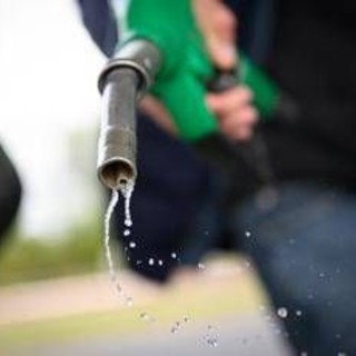 Carburanti, prezzo benzina ancora in salita: self a 1,937 euro al litro Carburanti, prezzo benzina ancora in salita: self a 1,937 euro al litro