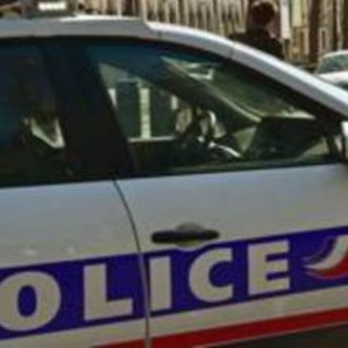 Parigi, tre donne aggredite con un coltello: fermato un uomo Parigi, tre donne aggredite con un coltello: fermato un uomo