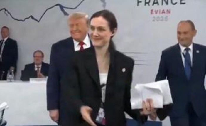 G7, Trump arriva per ultimo alla riunione dei leader: "Sono il boss" G7, Trump arriva per ultimo alla riunione dei leader: "Sono il boss"