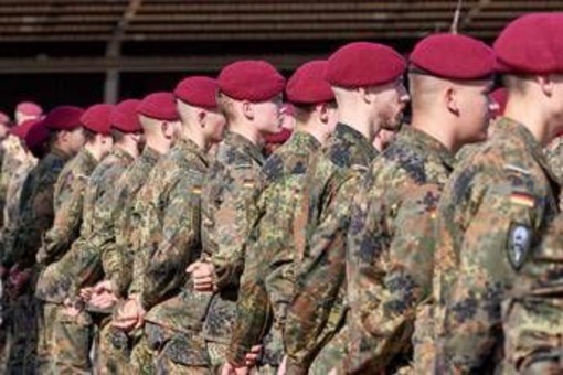 Germania, viaggi all'estero per oltre 3 mesi: uomini dovranno chiedere permesso all'esercito Germania, viaggi all'estero per oltre 3 mesi: uomini dovranno chiedere permesso all'esercito