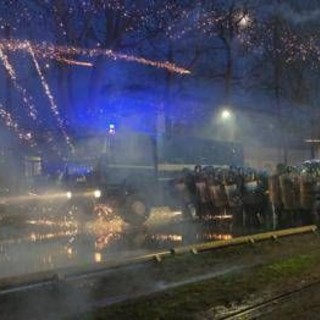 Scontri Askatasuna, tre persone arrestate: una ha aggredito il poliziotto