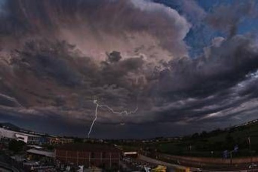 Temporali e grandine al Nord: allerta arancione in Lombardia, gialla in 8 regioni Temporali e grandine al Nord: allerta arancione in Lombardia, gialla in 8 regioni