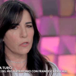 Paola Turci, la molestia a 13 anni e la separazione da Pascale: "Potevo evitare di sposarmi" Paola Turci, la molestia a 13 anni e la separazione da Pascale: "Potevo evitare di sposarmi"