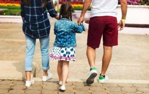 Famiglia Italia, Censis: meno figli e matrimoni, cresce l’età delle madri e le famiglie single Famiglia Italia, Censis: meno figli e matrimoni, cresce l’età delle madri e le famiglie single