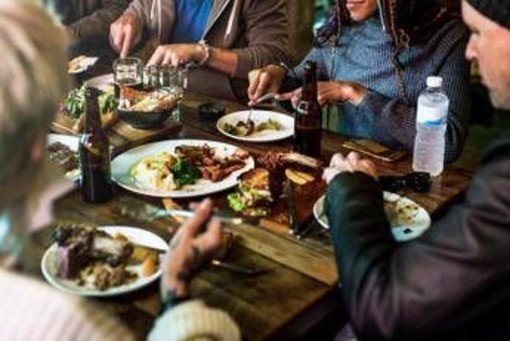 Dalla colomba alle uova, fino a 3.000 calorie a pranzo: i consigli dell'esperta dopo gli eccessi