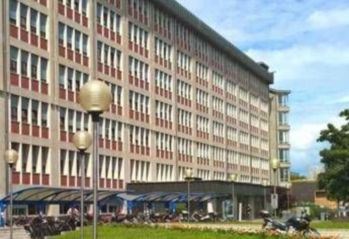 Vicenza, si aggrava la donna trovata in un lago di sangue nel cortile di casa: ora lotta tra la vita e la morte Vicenza, si aggrava la donna trovata in un lago di sangue nel cortile di casa: ora lotta tra la vita e la morte