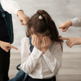 "Bullizza mia nipote": nonno entra in aula alle elementari e schiaffeggia un bimbo "Bullizza mia nipote": nonno entra in aula alle elementari e schiaffeggia un bimbo