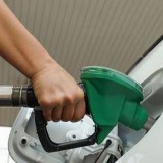 Carburanti, benzina in calo e gasolio sotto i due euro: i prezzi di oggi