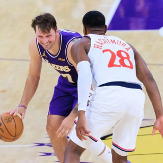 Doncic non brilla ma il derby di Los Angeles va ai Lakers, Hawks da record