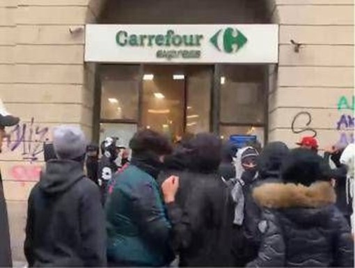 Milano, riparte la guerriglia in centro: giovani sfondano vetrine centro, assaltato Carrefour Milano, riparte la guerriglia in centro: giovani sfondano vetrine centro, assaltato Carrefour