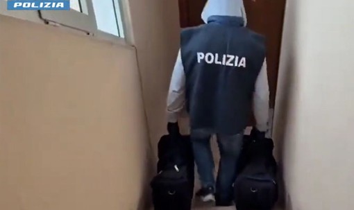 Nascondeva 65 kg droga in casa, 35enne romana tradita da passeggiate con il cane Nascondeva 65 kg droga in casa, 35enne romana tradita da passeggiate con il cane