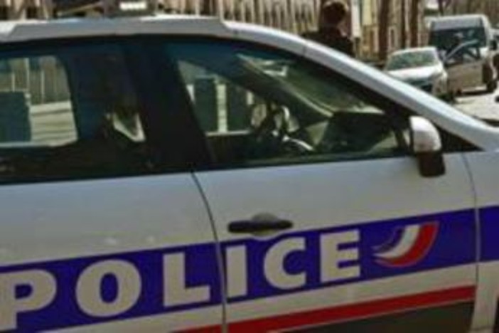 Parigi, tre donne aggredite con un coltello: fermato un uomo Parigi, tre donne aggredite con un coltello: fermato un uomo