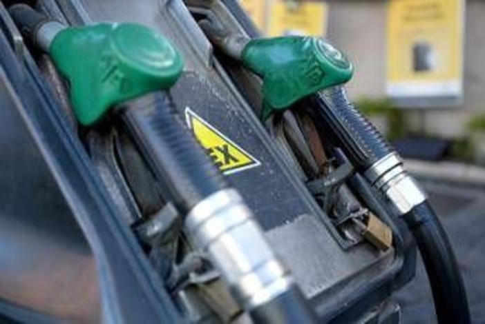 Carburanti, l'ondata di rincari continua: schizzano i prezzi per benzina e gasolio