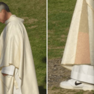 Papa Leone XIV indossa le Nike, sotto la veste sacra spuntano le sneakers: la foto virale Papa Leone XIV indossa le Nike, sotto la veste sacra spuntano le sneakers: la foto virale