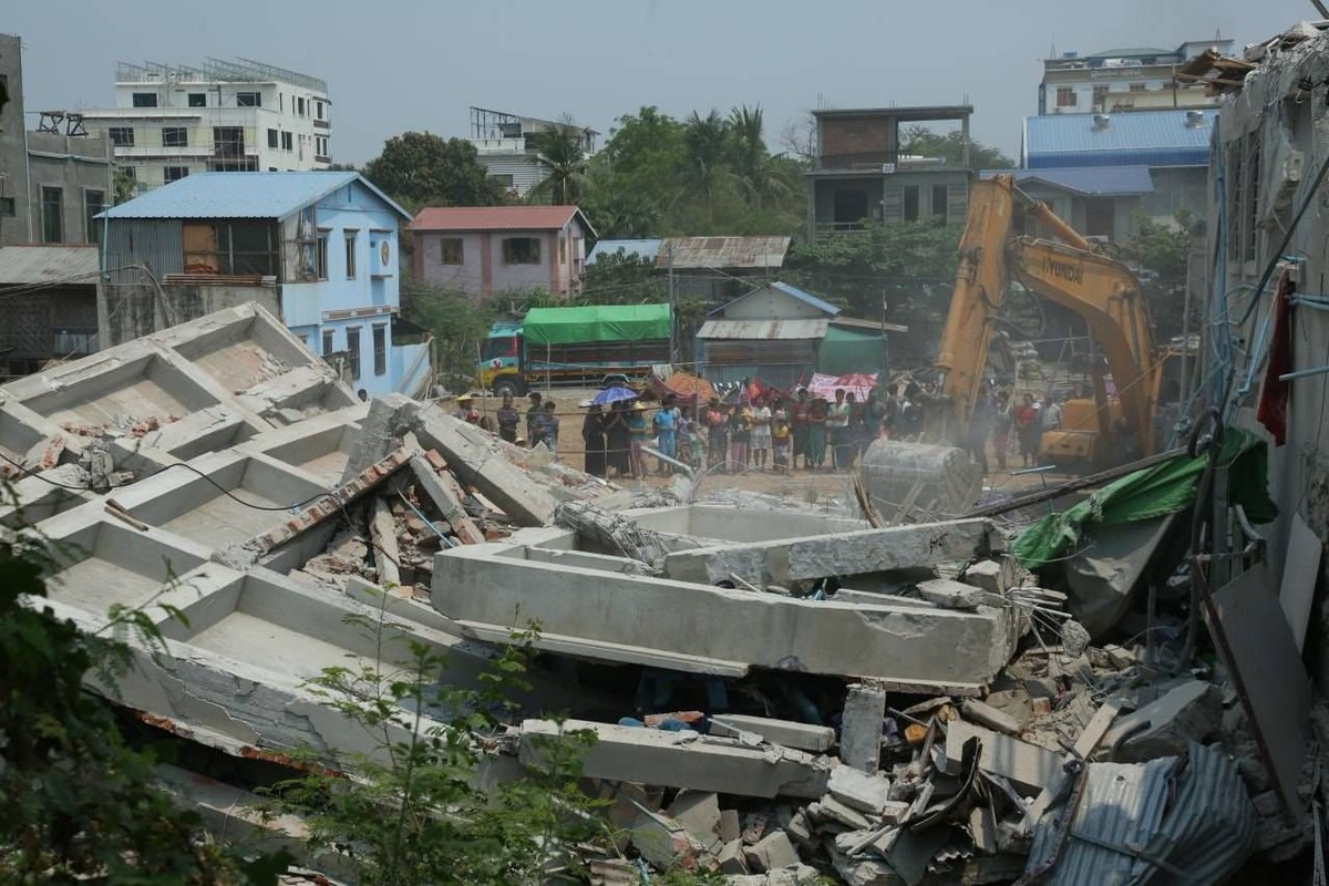 In Myanmar si scava tra macerie alla ricerca di sopravvissuti al terremoto In Myanmar si scava tra macerie alla ricerca di sopravvissuti al terremoto