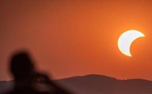 Eclissi, in 7 al pronto soccorso dell'Oftalmico di Roma: "Rischiano danni alla retina"