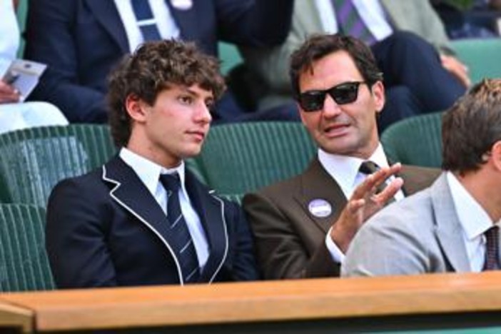Antonelli-Federer, quante risate a Wimbledon: Roger consiglia una 'lezione' con Sinner Antonelli-Federer, quante risate a Wimbledon: Roger consiglia una 'lezione' con Sinner