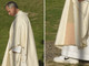 Papa Leone XIV indossa le Nike, sotto la veste sacra spuntano le sneakers: la foto virale Papa Leone XIV indossa le Nike, sotto la veste sacra spuntano le sneakers: la foto virale