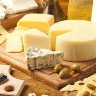 Il formaggio fa diminuire il rischio di demenza? Lo studio svedese durato 25 anni Il formaggio fa diminuire il rischio di demenza? Lo studio svedese durato 25 anni