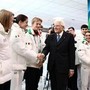 Mattarella al Villaggio olimpico: dal pranzo con gli atleti al regalo ricevuto dagli azzurri, la visita del presidente
