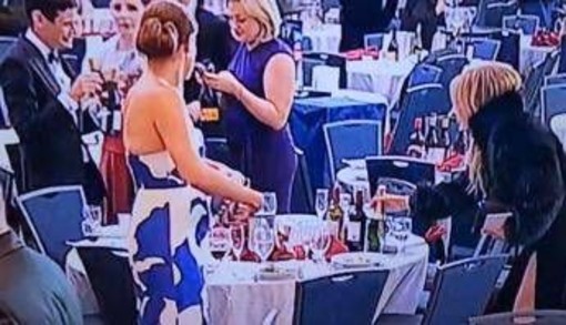 Spari alla cena con Trump, il 'furto' di vino dopo l'attentato diventa virale