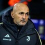Juventus, Spalletti show con Benfica: litiga con un tifoso, poi tira un ceffone a Openda Juventus, Spalletti show con Benfica: litiga con un tifoso, poi tira un ceffone a Openda