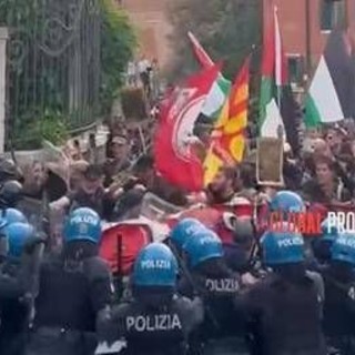 Biennale Arte, scontri tra polizia e pro Pal a Venezia. Serrata anti-Israele, chiusi 20 padiglioni Biennale Arte, scontri tra polizia e pro Pal a Venezia. Serrata anti-Israele, chiusi 20 padiglioni