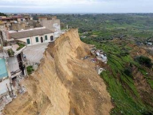 Frana Niscemi, sindaco agli abitanti: "Rispettate i divieti di accesso nella zona rossa" Frana Niscemi, sindaco agli abitanti: "Rispettate i divieti di accesso nella zona rossa"