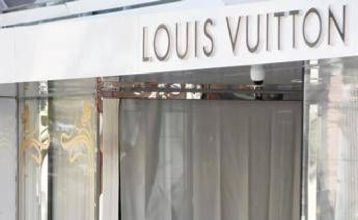 Colpo grosso da Louis Vuitton in via dei Condotti, vetrina sfondata con l'auto e merce rubata Colpo grosso da Louis Vuitton in via dei Condotti, vetrina sfondata con l'auto e merce rubata