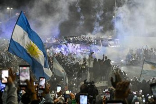 Mondiali, l'Argentina rientra a Buenos Aires senza festa e senza Messi dopo il ko in finale