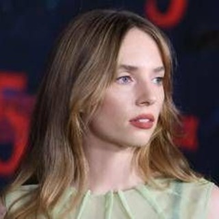 Maya Hawke si è sposata, alla cerimonia i colleghi di 'Stranger Things' - Le immagini Maya Hawke si è sposata, alla cerimonia i colleghi di 'Stranger Things' - Le immagini